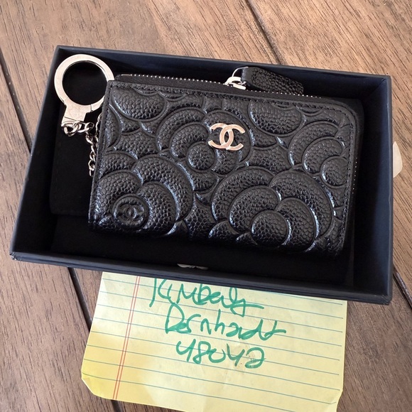 Chanel Camellia Zip Around Cardholder keychain - Picture 1 of 5